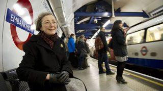 Vefat eden eşinin sesini duymak için her gün aynı yere gidiyor! Saatlerce anonsu dinliyor