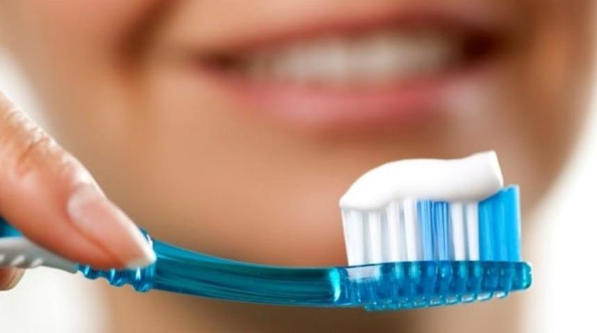 Diş fır&ccedil;ası ve diş ipi, &ccedil;&uuml;r&uuml;meye engel değil!