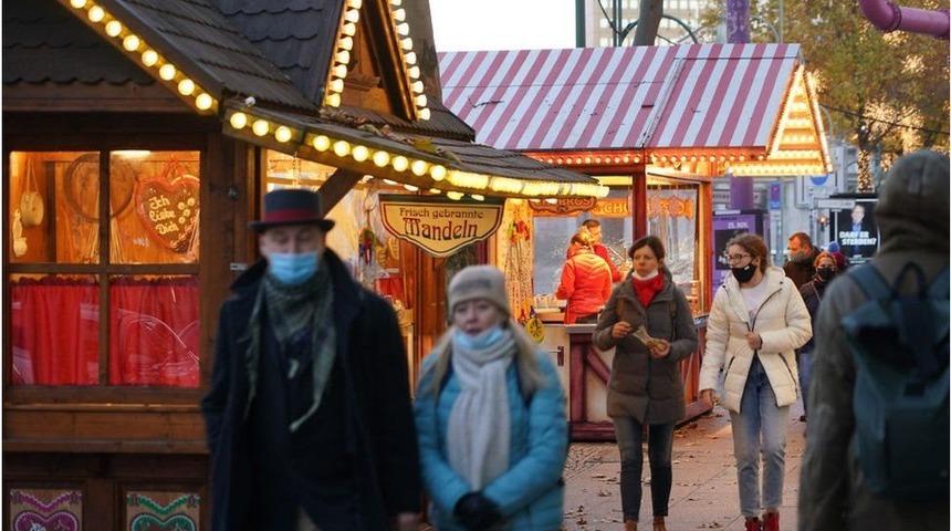 Almanya&rsquo;dan Omicron varyantına karşı yeni strateji: Aşı olmayanlara ek kısıtlamalar getirilecek