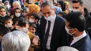 Milli Eğitim Bakanı Özer okul müdürüne tepki gösterdi: ‘Para istediniz de para mı vermedik!’