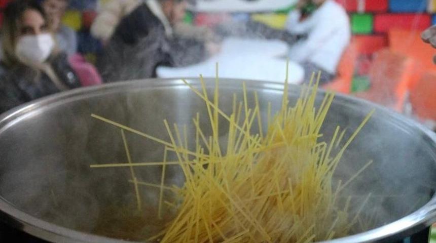 Öğrenciler en sevdikleri yemeklerini unutmadı! Dünya Spagetti Günü’nü böyle kutladılar