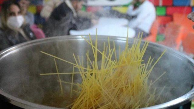 Öğrenciler en sevdikleri yemeklerini unutmadı! Dünya Spagetti Günü’nü böyle kutladılar