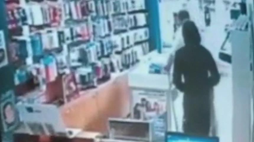 Hırsızlık yapmak istedi! Tokatlanarak dışarı atıldı