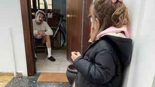 Koronavirüse yakalanan Uraz Kaygılaroğlu'nu kızı Ada kapıdan ziyaret etti! Sana çok sarılmak isterdim