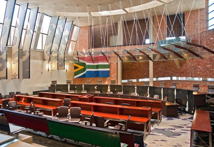 Ülke şokta! Güney Afrika'da Anayasa Mahkemesine çekiçli saldırı