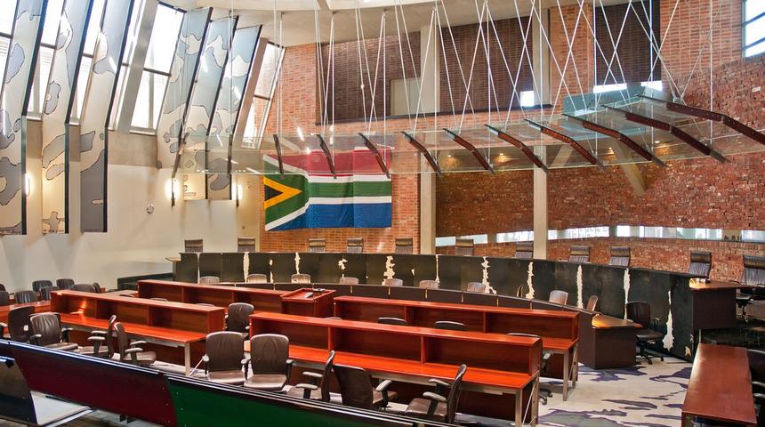Ülke şokta! Güney Afrika'da Anayasa Mahkemesine çekiçli saldırı