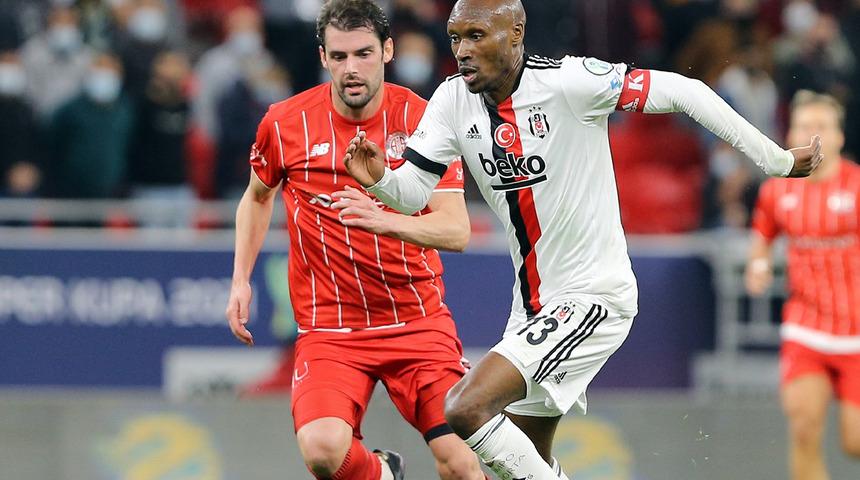 Bir o kaleye bir bu kaleye... Beşiktaş-Antalyaspor maçının oyuncusu Atiba oldu!