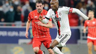 Bir o kaleye bir bu kaleye... Beşiktaş-Antalyaspor maçının oyuncusu Atiba oldu!