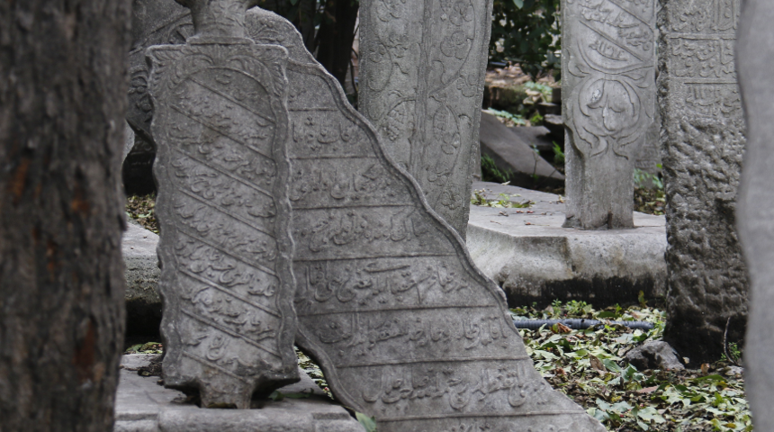 İstanbul’un göbeğinde içler acısı görüntü! Önemli devlet adamları bu mezarlıklarda yatıyor ama...