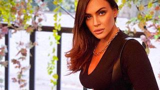 Buket Aydın sütyensiz hırka modasına uyup dekoltesini sansürledi! Arkadaşı sansürsüz paylaştı