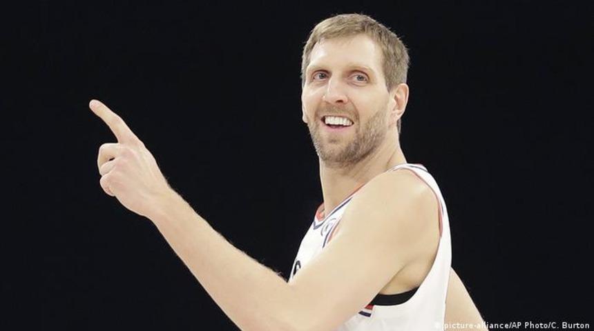 Nowitzki&rsquo;nin forması Dallas&rsquo;ta tavana asıldı