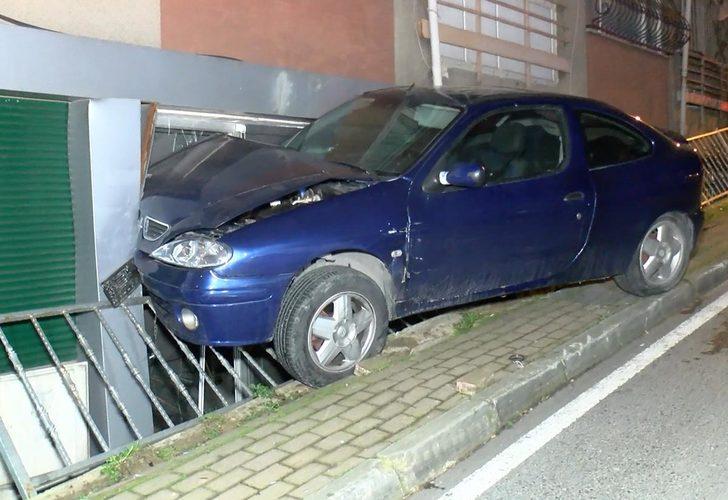 Kadıköy'de otomobil duvara çarparak asılı kaldı! "Bekliyoruz öyle..."