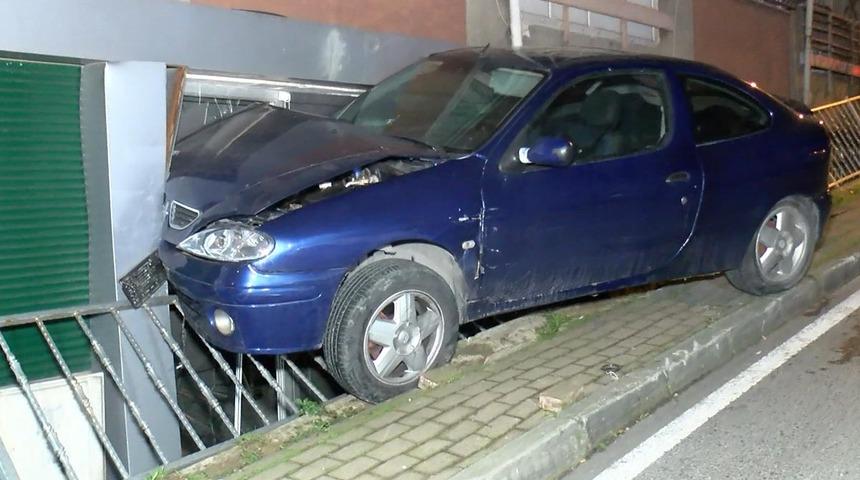 Kadıköy'de otomobil duvara çarparak asılı kaldı! "Bekliyoruz öyle..."