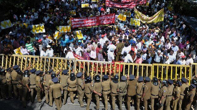 Sri Lankalılar Çin'in Hambantota limanındaki yatırımını protesto etmişlerdi