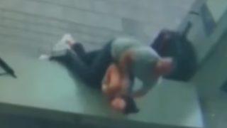 ABD'de dehşete düşüren olay! Otobüs durağında bekleyen kadını ayakkabı bağıyla boğmaya kalktı