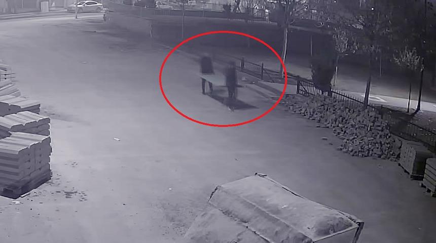 Şanlıurfa'da 'pes' dedirten olay! Okulun kapısını &ccedil;alan hırsızlar kamerada