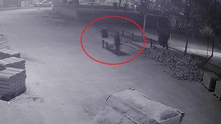 Şanlıurfa'da 'pes' dedirten olay! Okulun kapısını çalan hırsızlar kamerada