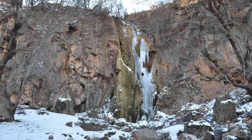 Şırnak'ta ilginç görüntü! 50 metrelik şelale dondu