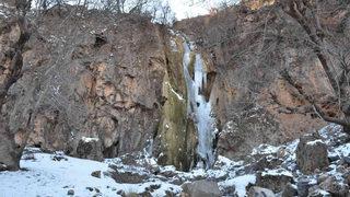 Şırnak'ta ilginç görüntü! 50 metrelik şelale dondu
