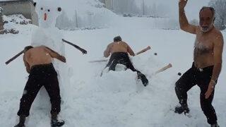 Sivas'ta karlar içinde soyundu, kardan adamla güreş tuttu!