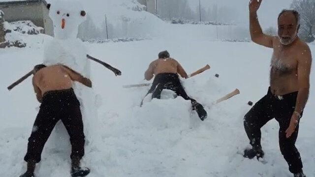 Sivas'ta karlar içinde soyundu, kardan adamla güreş tuttu!
