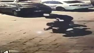 Kendilerini taksiye almayıp küfreden taksiciyi dövdüler