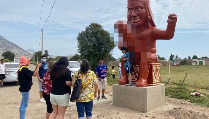 Tanrı’ya olan inancı temsil ettiği söylenen dev penis heykeli Mochica adamı parçalandı! İnsanlar hala fotoğraf çekiliyor