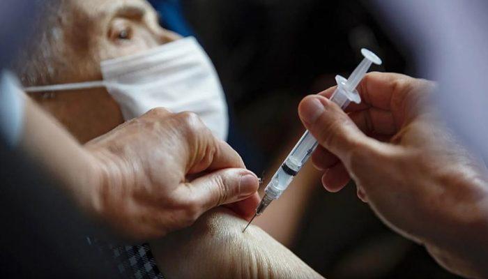 Son Dakika: Hindistan'da aşı skandalı! 84 yaşındaki adam 12’nci dozu yaptırırken yakalandı