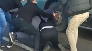 Sürücülerin darbettiği otobüs şoförünü yolcular kurtardı