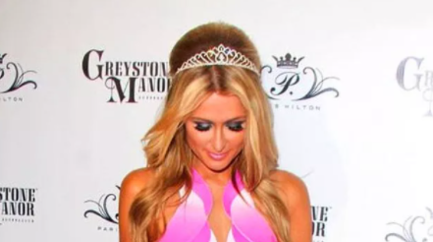 Sosyal medyanın yeni trendi dekolte kalıpları alt üst etti! 2022 yılının yeni modası: Vulva çatalı dekoltesi