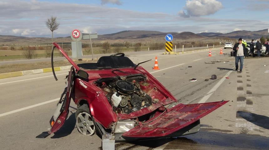 Afyonkarahisar'da ölümlü kaza: Araç ortadan ikiye bölündü