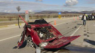 Afyonkarahisar'da ölümlü kaza: Araç ortadan ikiye bölündü