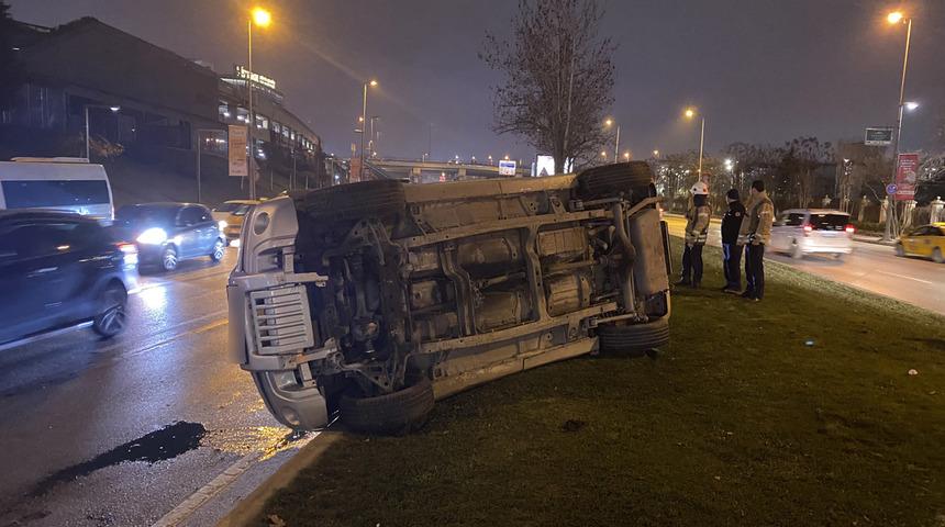 Mucizeyi yaşadılar! Bakırköy'de otomobil takla attı, yara almadan çıktılar