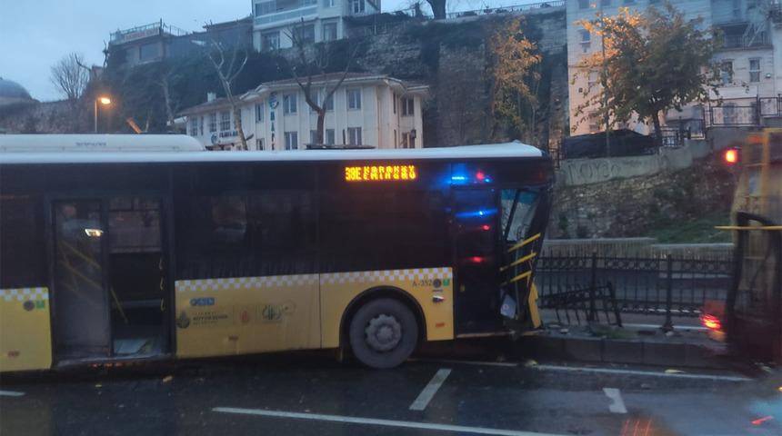 İstanbul'da 2 İETT otobüsü çarpıştı: Yaralılar var
