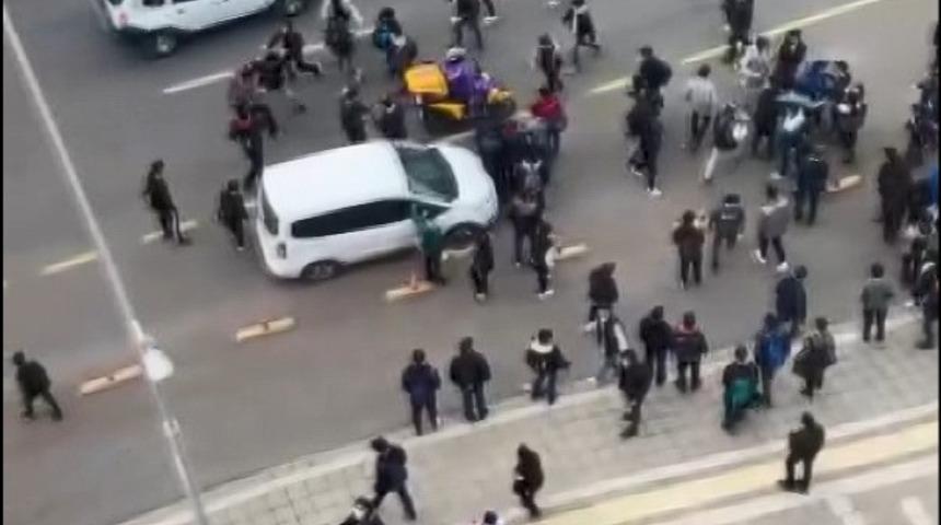 Son Dakika: Kavga eden liselilere esnaf müdahalesi! Sopayla kovaladı