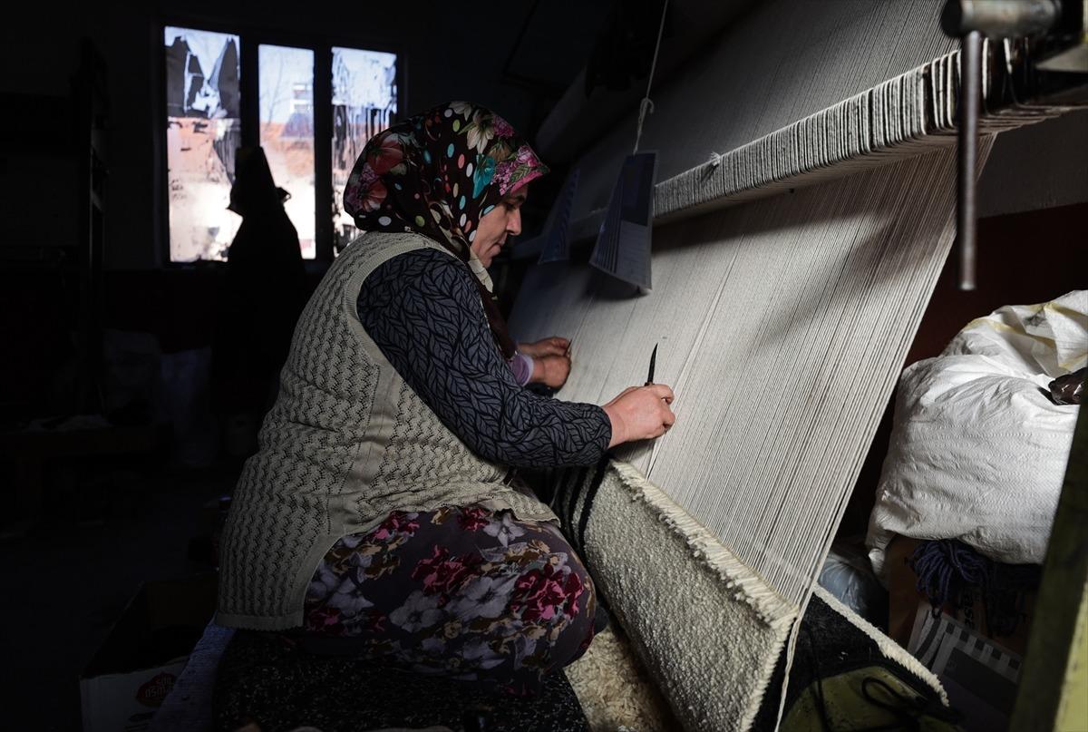 Kadınların ilmek ilmek işlediği Demirci halısından 2 milyon dolarlık ihracat geliri elde edildi