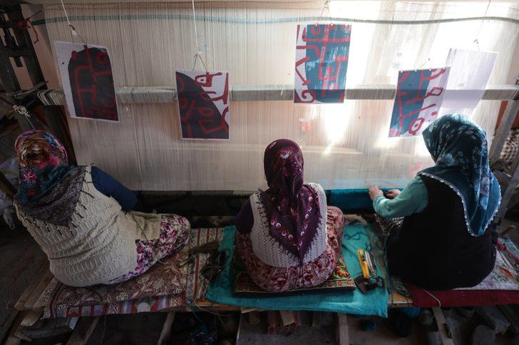 Kadınların ilmek ilmek işlediği Demirci halısından 2 milyon dolarlık ihracat geliri elde edildi G5