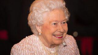 Kraliçe Elizabeth adı cinsel saldırı suçlamasına karışan Prens Andrew'ın cezasını kesti 