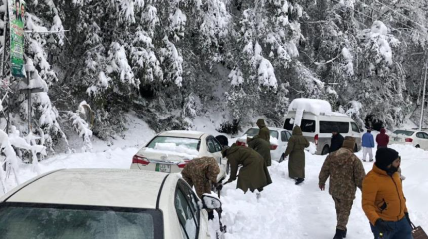 Pakistan'da kar kabusu! 21 kişi donarak hayatını kaybetti
