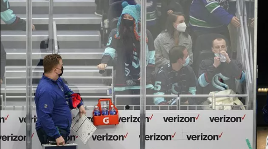 Maç esnasında görevlinin ensesindeki benden kanser olduğunu anladı! Hayatını kurtardı