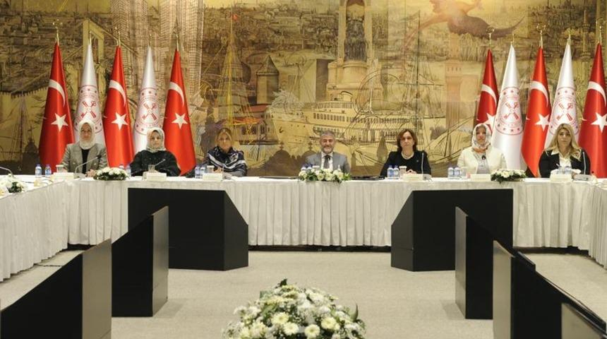 Bakan Nebati'den iş kadınlarına döviz mesajı: Lehe çevrilecek...