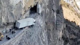  Çin'de korkunç anlar! Navigasyon bu yola soktu, uçurumun kenarında asılı kaldı