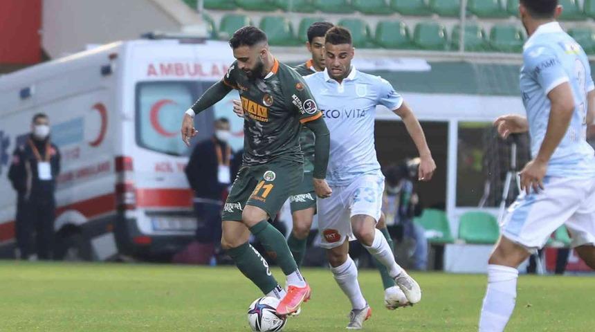 Her şey var kazanan yok! Alanyaspor-Başakşehir maçında kartlar havada uçuştu