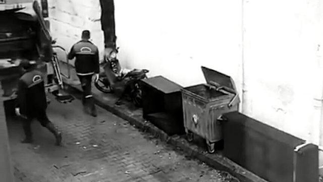 Görüntüler tepki çekti! Geberen gebersin Ambulansa yol vermeyen 3 temizlik görevlisine idari işlem