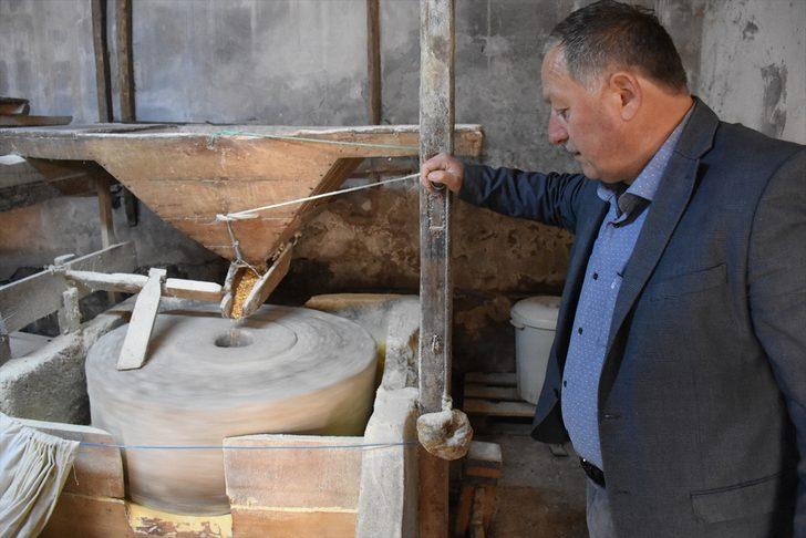 Dede mirası değirmende geleneksel yöntemlerle un öğütüyor G1