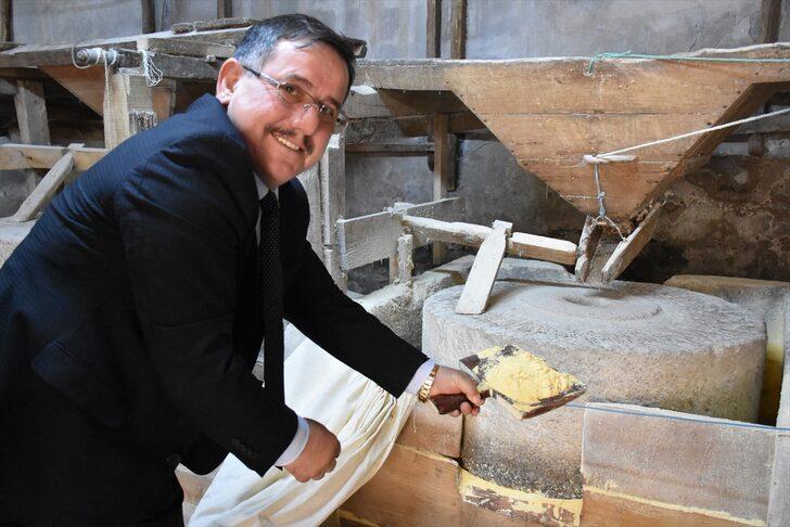 Dede mirası değirmende geleneksel yöntemlerle un öğütüyor G4