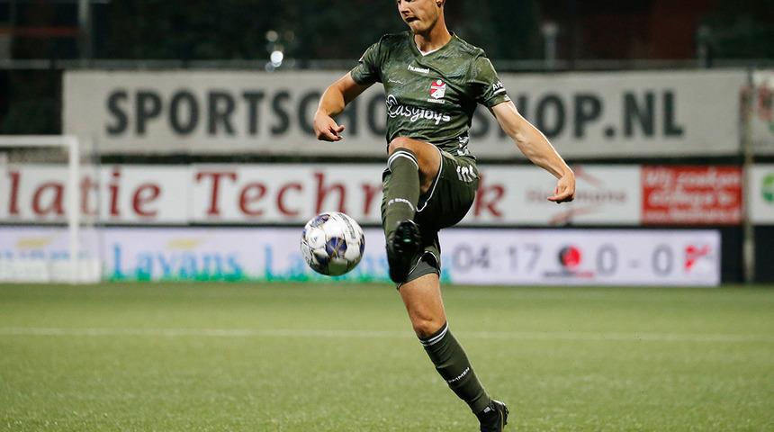 Futbol sahalarında böylesi hiç yaşanmadı! Kırmızı kart gördüğü maçın hakemiyle sevgili oldu