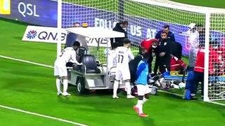 Deneyimli savunmacı bir anda yere yığıldı! Takım arkadaşları, sağlık ekibinin ne yaptığını görünce gözyaşlarına boğuldu