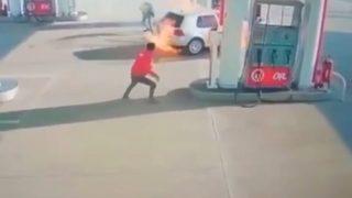 Akaryakıt alan araç bir anda alev topuna döndü! Faciadan son anda kurtuldular