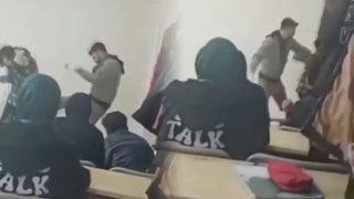 Saniye saniye kaydedildi! Öğretmen öğrencisini sınıfta tekme tokat dövdü